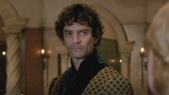 Джеймс Фрейн в роли Уорика в сериале "Белая королева"