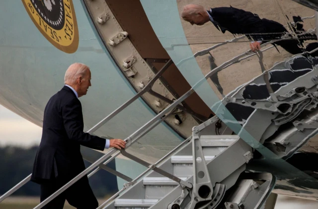 JLe président Biden monte à bord de l'avion présidentiel.