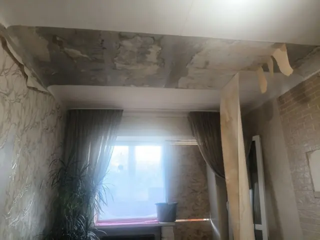 Через пошкоджений дах дощі після атаки потрапляли всередину квартир