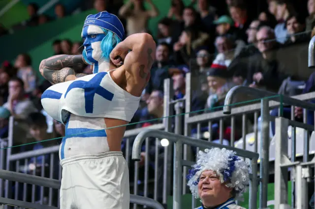 Navijač Finske na hokejaškoj utakmici Finske i Češke na Zimskim olimpijskim igrama u Italiji