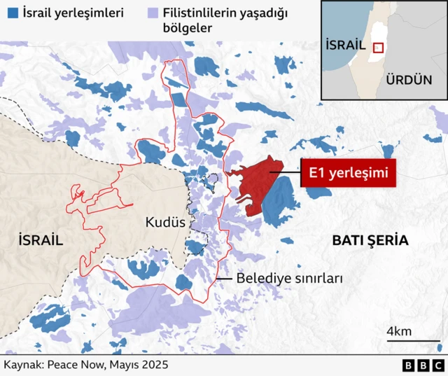 Kudüs çevresindeki Batı Şeria'da bulunan İsrail yerleşimlerini ve Filistinlilerin yerleşim alanlarını gösteren harita; E1 yerleşimi kırmızı renkle vurgulanmıştır. Diğer İsrail yerleşimleri mavi, Filistin bölgeleri ise açık mor renkle işaretlenmiştir. Kudüs'ün belediye sınırları kırmızı renkle belirtilmiştir. Ek haritada bölgenin İsrail ve Ürdün içindeki konu