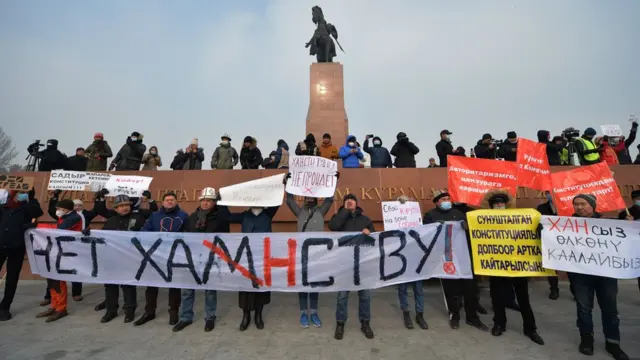 Жарандык активисттер президенттик башкаруу кайрадан бир адамдын диктатурасына алып келет деп каршы чыгышууда.