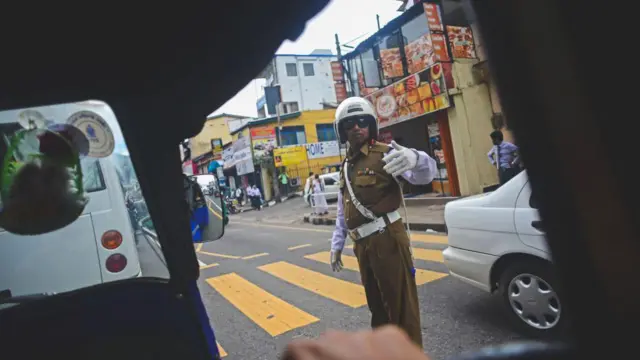 මාර්ගයේ රථ වාහන රාජකාරියේ යෙදී සිටින පොලිස් නිලධාරියෙක්