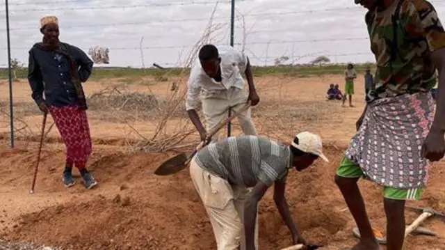 Abdiwali alizikwa kwenye ukingo wa mbali wa kambi ya Ladan