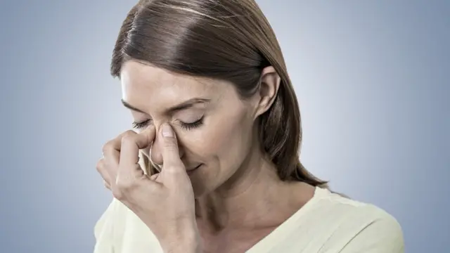 Mujer con dolor de cabeza.