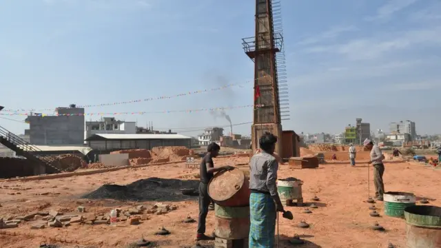 عمال يباشرون أعمالهم في أحد الأفران المعدلة