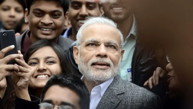 લોકો વચ્ચે નરેન્દ્ર મોદી