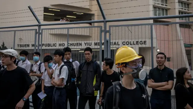 多名中枪受伤学生的同学周三早上,在他就读的学校外静坐,要求学校给予中枪学生需要的支援。