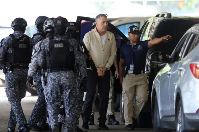 Ali Zaki Hage Jalil, un ciudadano colombo-venezolano presuntamente vinculado con Hezbolá, llega a Panamá después de ser extraditado desde Venezuela en el Aeropuerto Internacional de Tocumen en Ciudad de Panamá, Panamá, el 20 de abril de 2026. (Foto de BIENVENIDO VELASCO/EPA/Shutterstock )