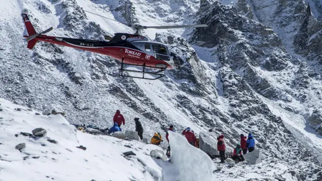 सगरमाथामा उद्धार गर्न गएको एउटा हेलिकप्टर 