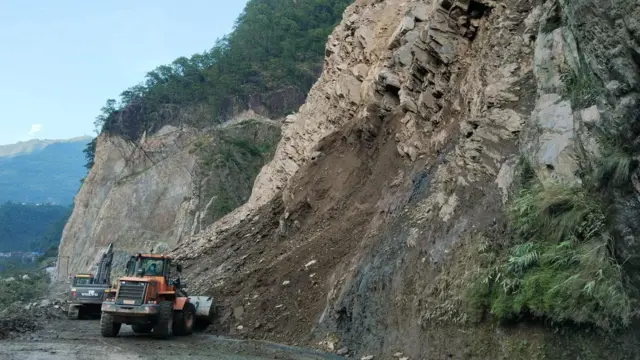 सडकबाट पहिरो हटाउन डोजरको प्रयोग