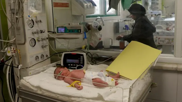 د ناصر روغتون د اسراییلو د برید له امله له ګڼې ګوڼې ډک شوی دی چې له امله یې نږدې اروپايي روغتون له خدماتو څخه بې برخې شو.