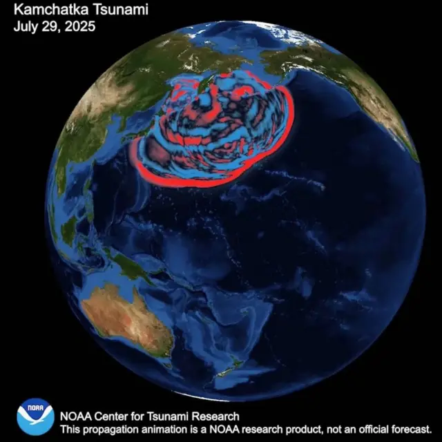 Animación que muestra en rojo la propagación del tsunami de Kamchatka en el planeta Tierra