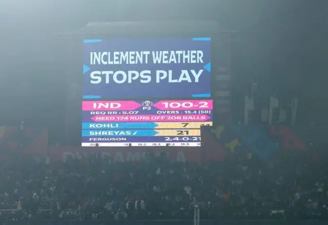 भारत की बल्लेबाज़ी के दौरान 16वें ओवर में कोहरे के कारण मैच रोकना पड़ा