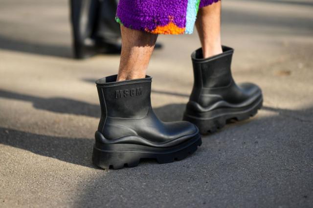 MILÁN, ITALIA - 23 DE SEPTIEMBRE de 2020: Mujer con zapatos de