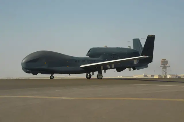 Avião não tripulado de vigilância e reconhecimento RQ-4 Global Hawk na base de Al Dhafra, nos Emirados Árabes Unidos