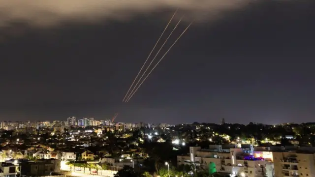 ኢራን በእስራኤል ላይ ጥቃት በፈጸመችበት ጊዜ የሚሳኤል ማምከኛው አይረን ዶም ሲተኮስ