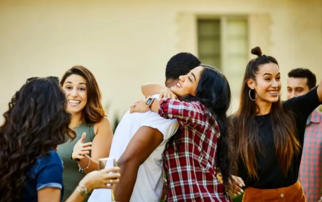 Jovens latinos festejam e se abraçam