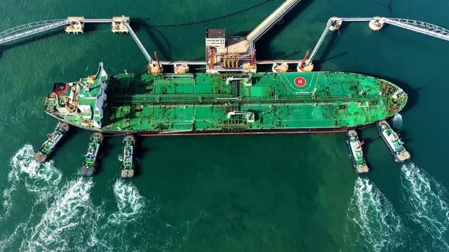 یک کشتی حامل نفت خام در یک پایانه نفت خام در استان شاندونگ چین در نوامبر ۲۰۲۵
