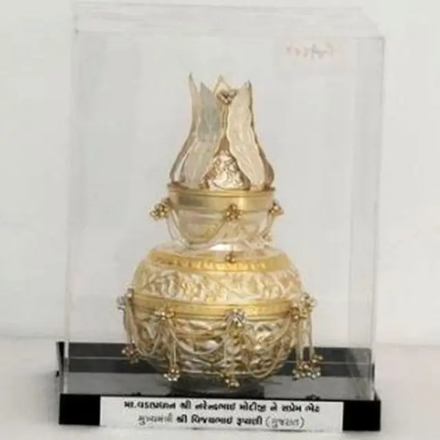 पंतप्रधान नरेंद्र मोदी, गमछा, संग्रहालय, लिलाव