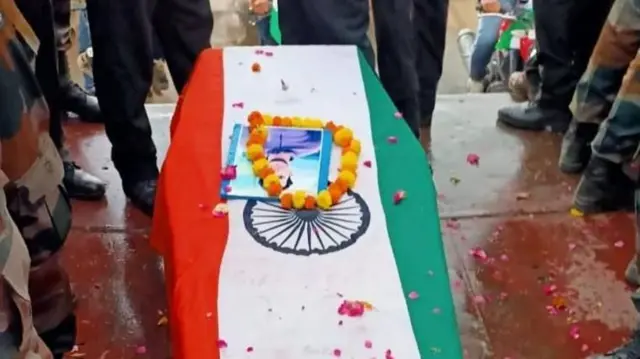 तिरंग्यात पाठवण्यात आला जितेंद्रचा मृतदेह