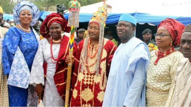 Alawe ati gomina Fayemi lọjọ iyansipo rẹ bii alaga igbimọ lọ̀balọba ni Ekiti