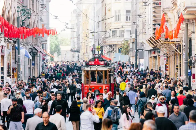 بعضی آژانس‌های مسافرتی در ایران می‌گویند بیشتر تقاضای سفر در هفته‌های اولی بود که ارزش پول ترکیه شروع به کاهش کرده بود