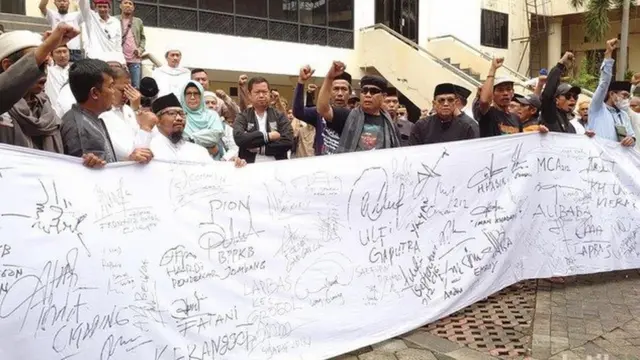 Massa yang memprotes pembangunan gereja.