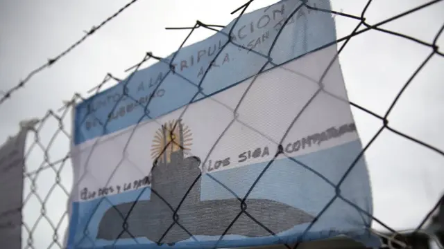 Bandera argentina con un mensaje a los submarinistas