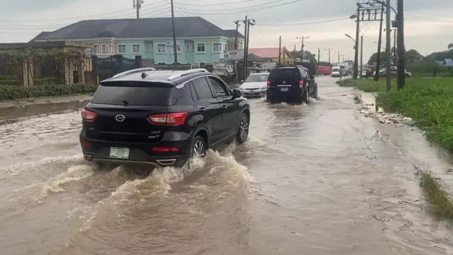 Lagos road dey flooded afta Saturday rains