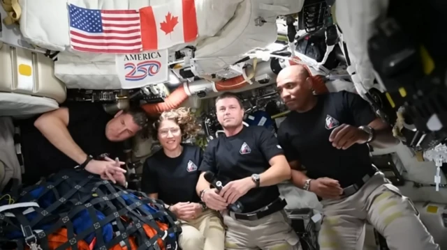 De izquierda a derecha: Jeremy Hansen, Christina Koch, Reid Wiseman y Victor Glover