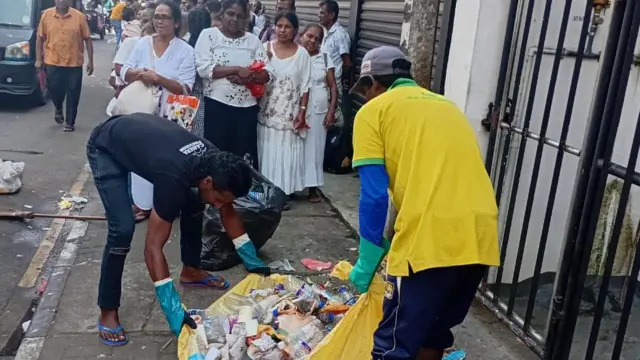 මේ වන විට යම් කණ්ඩායම් ස්වේච්ඡාවෙන් පිරිසිදු කිරීමේ කටයුතුවලට සම්බන්ධ වී ඇතැයි ඉංජිනේරු නාමල් දිසානායක පැවසුවේ ය.