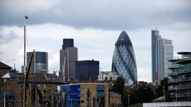 Панораму Лондона теперь трудно представить без силуэта небоскреба The Gherkin, напоминающего огурец