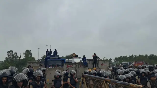 ਸੁਰੱਖਿਆ ਬਲ ਅਤੇ ਬੈਰੀਕੇਡਿੰਗ