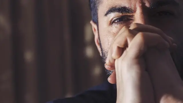 لماذا ترتفع معدلات الانتحار بين الرجال مقارنة بالنساء؟