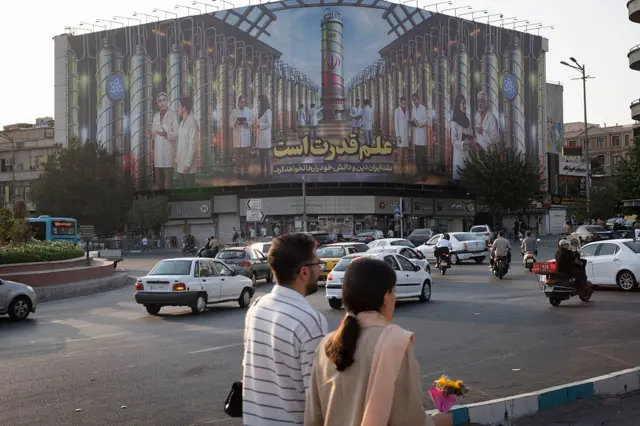 دیوارنگاره در تهران درباره برنامه هسته‌ای ایران 