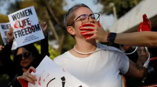 'নারী, জীবন, মুক্তি' ইরানের আন্দোলনের স্লোগান