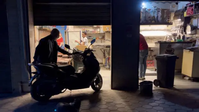 عمال مقهى في القاهرة يقومون بغلقه