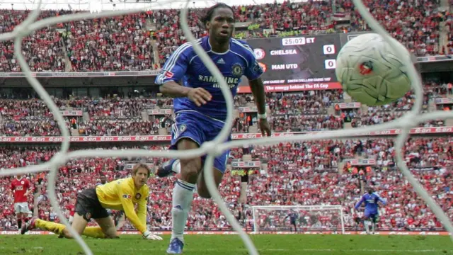 Седьмой номер "МЮ" Рональду издалека наблюдает, как Дрогба обыгрывает Ван дер Сара