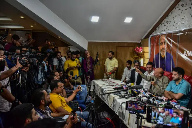 জামিন পেয়ে জেল থেকে বেরোনোর পর শ্রীনগরে ইঞ্জিনিয়ার রশিদের সাংবাদিক সম্মেলন