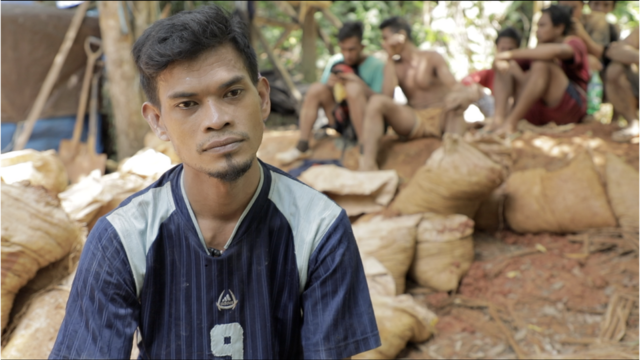 Christoper Luwunaung, warga Kampung Lapango I, Kepulauan Sangihe yang menggantungkan hidupnya dari hasil pertambangan tanpa izin.