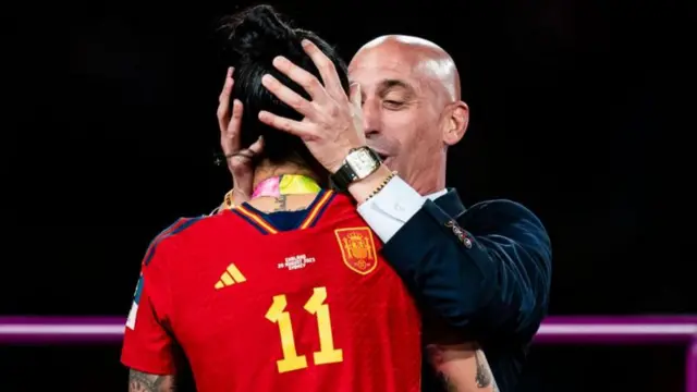 Luis Rubiales beija jogadora espanhola 