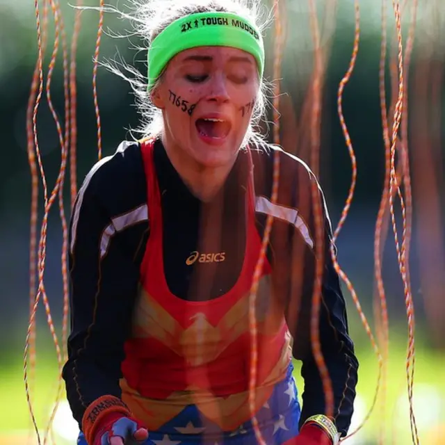 Mujer pasando por la cortina de cables con corriente