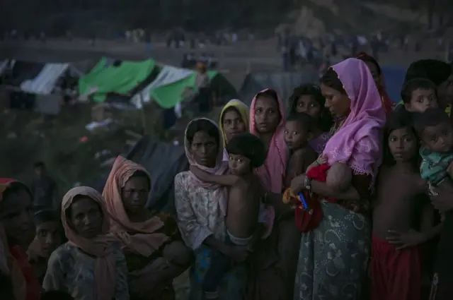 బంగ్లాదేశ్‌లోని ఒక శరణార్థి శిబిరంలో తలదాచుకున్న రోహింగ్యాలు