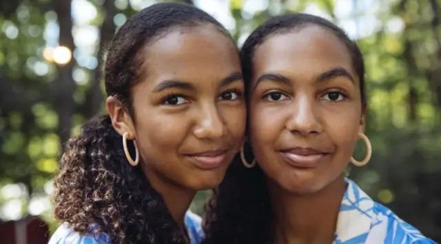 Jednojajčani blizanci na festivalu Twins Days u Tvinsburgu, Ohajo. Jednojajčani blizanci nastaju kada se jedno jaje, oplođeno jednim spermatozoidom, podeli