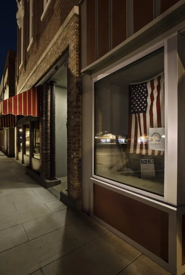 رصيف شارع خالي من المارة