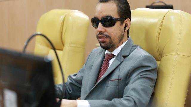 De terno e gravata, Lucas aparece sentadorenata fan casas de apostasassentorenata fan casas de apostasplenário