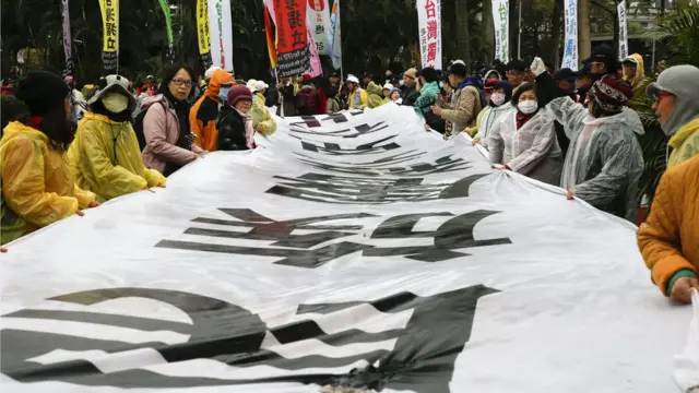 二二八纪念中枢仪式的场外，仍有自由台湾党的人士发起抗