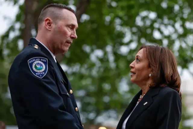 Harris junto a un miembro de la policía. 