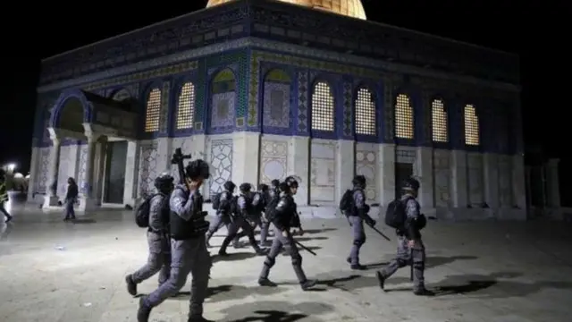 Polisi wa Israel wakiwa katika eneo la Al Aqsa. Mahali hapa ni mahali pa sala kwa Waislamu na Wayahudi.